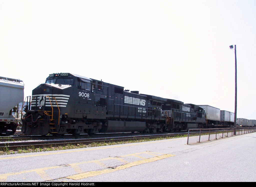 NS 9008 & 8638 lead train 214 northbound